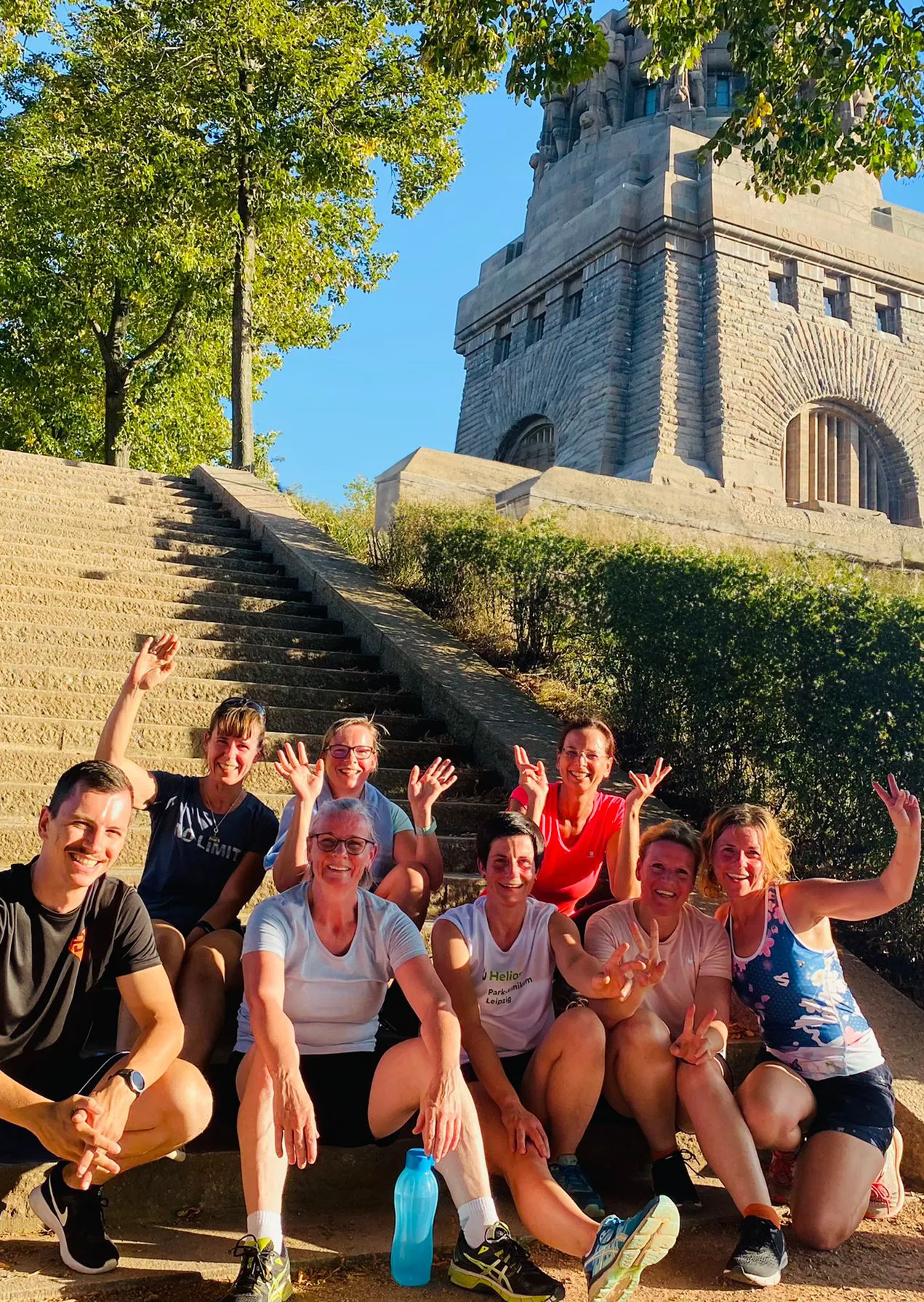 Gruppenbild von Sportlern vor dem Leipziger Völkerschlachtdenkmal